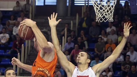 Javi Vega (izd), del Fuenlabrada y Pere Tomás, del CAI Zaragoza, durante el partido de la cuarta jornada de la Liga Endesa disputado hoy