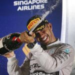 El piloto de Mercedes Lewis Hamilton celebra su triunfo en el podio de Singapur