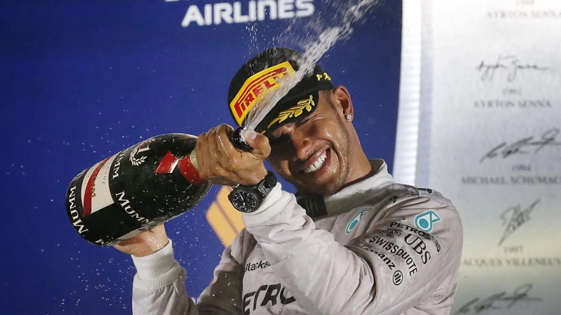 El piloto de Mercedes Lewis Hamilton celebra su triunfo en el podio de Singapur