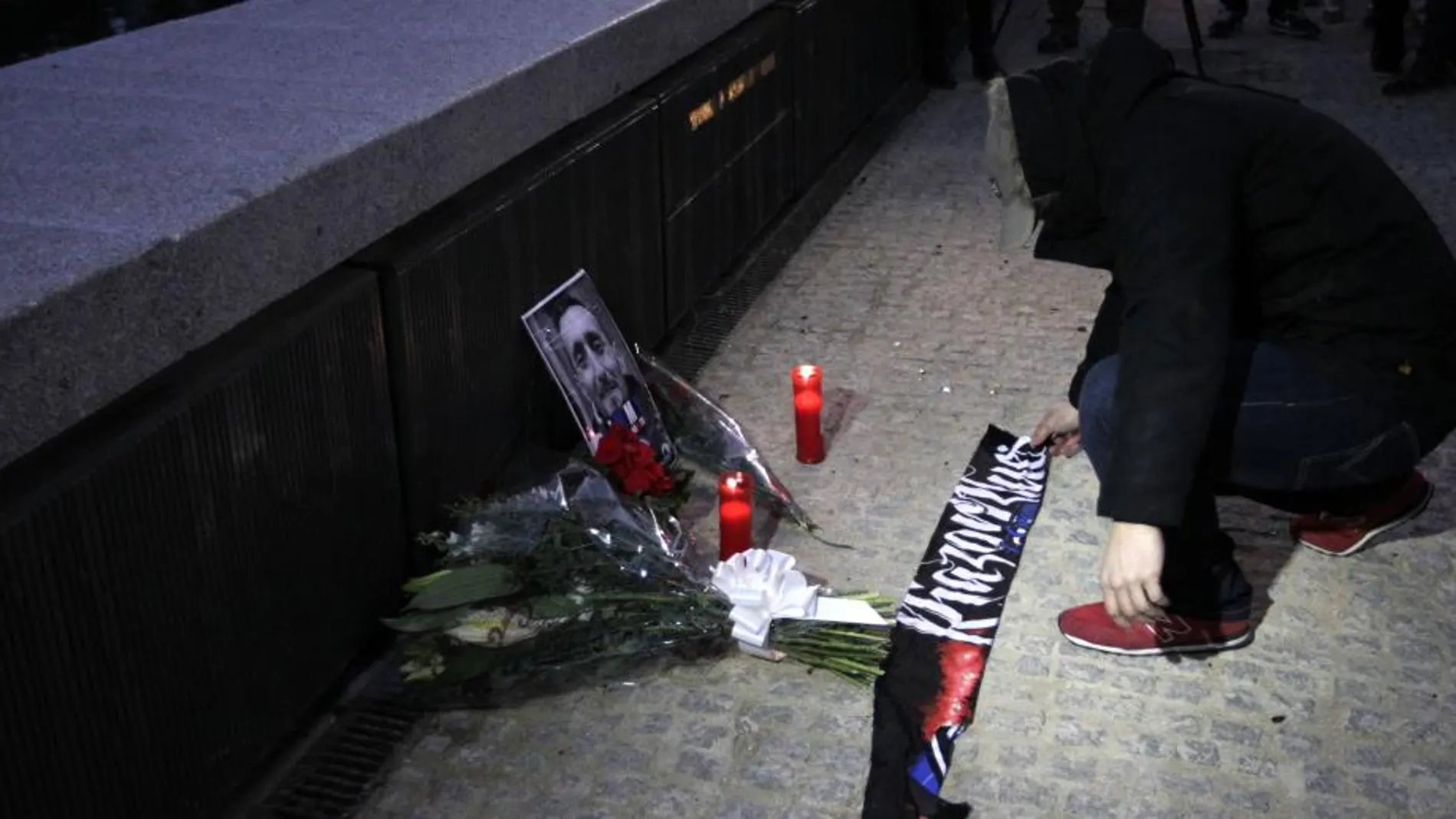 Los ultras han depositado flores en la zona de Madrid Río donde falleció Jimmy