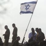 Soldados israelíes rezan en la zona donde han sido atacados con un mortero que explotó dejando cuatro muertos en el sur de Israel en la frontera con la Franja de Gaza hoy 28 de julio de 2014.