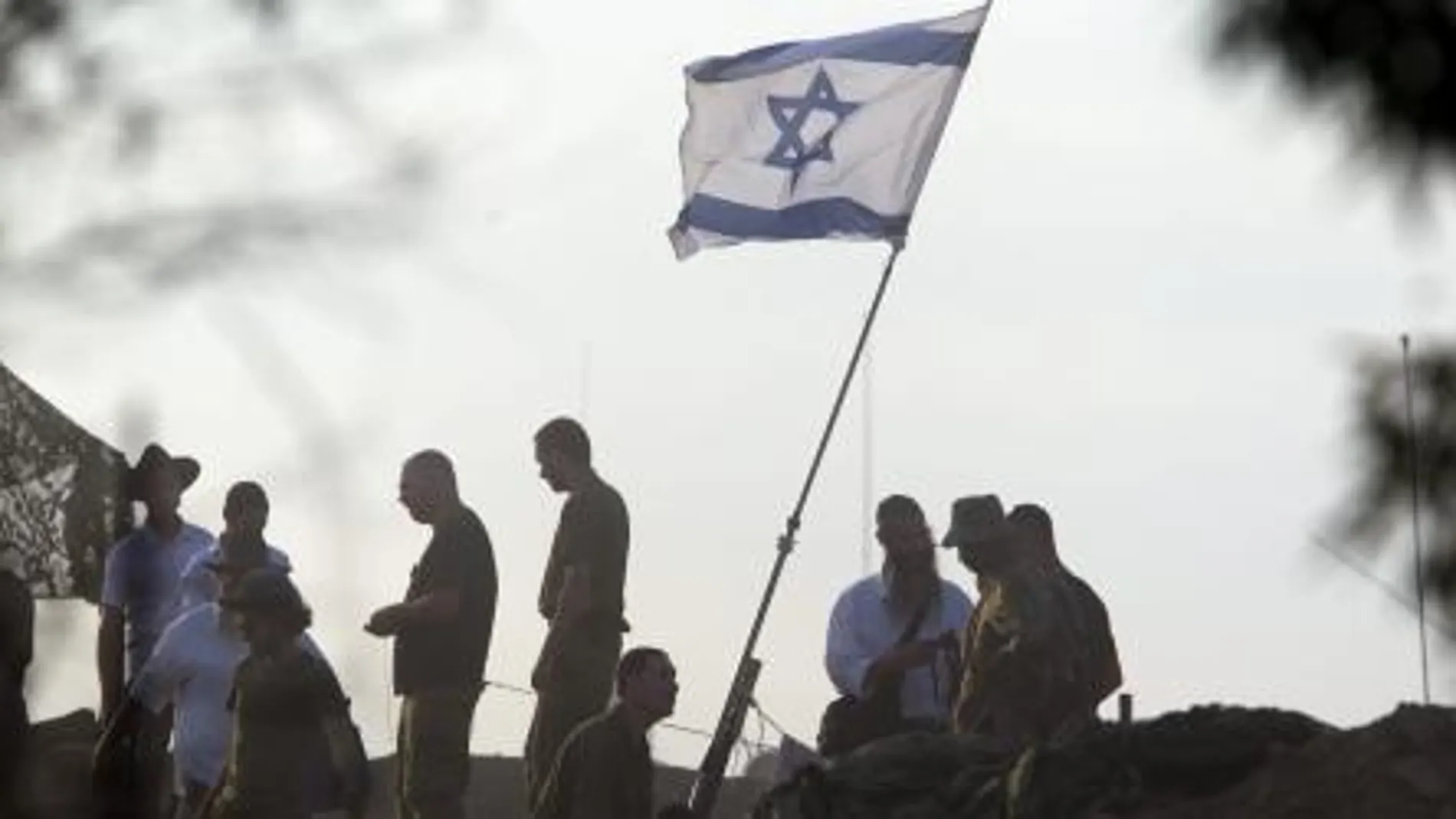 Soldados israelíes rezan en la zona donde han sido atacados con un mortero que explotó dejando cuatro muertos en el sur de Israel en la frontera con la Franja de Gaza hoy 28 de julio de 2014.