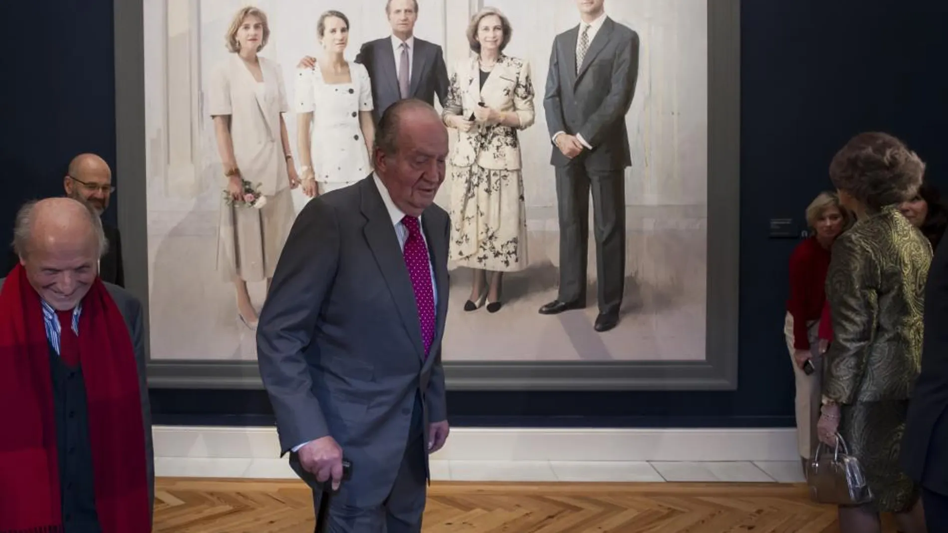 Don Juan Carlos, acompañado por Antonio López (a su izquierda) pudo ver por fin ayer el cuadro de su familia