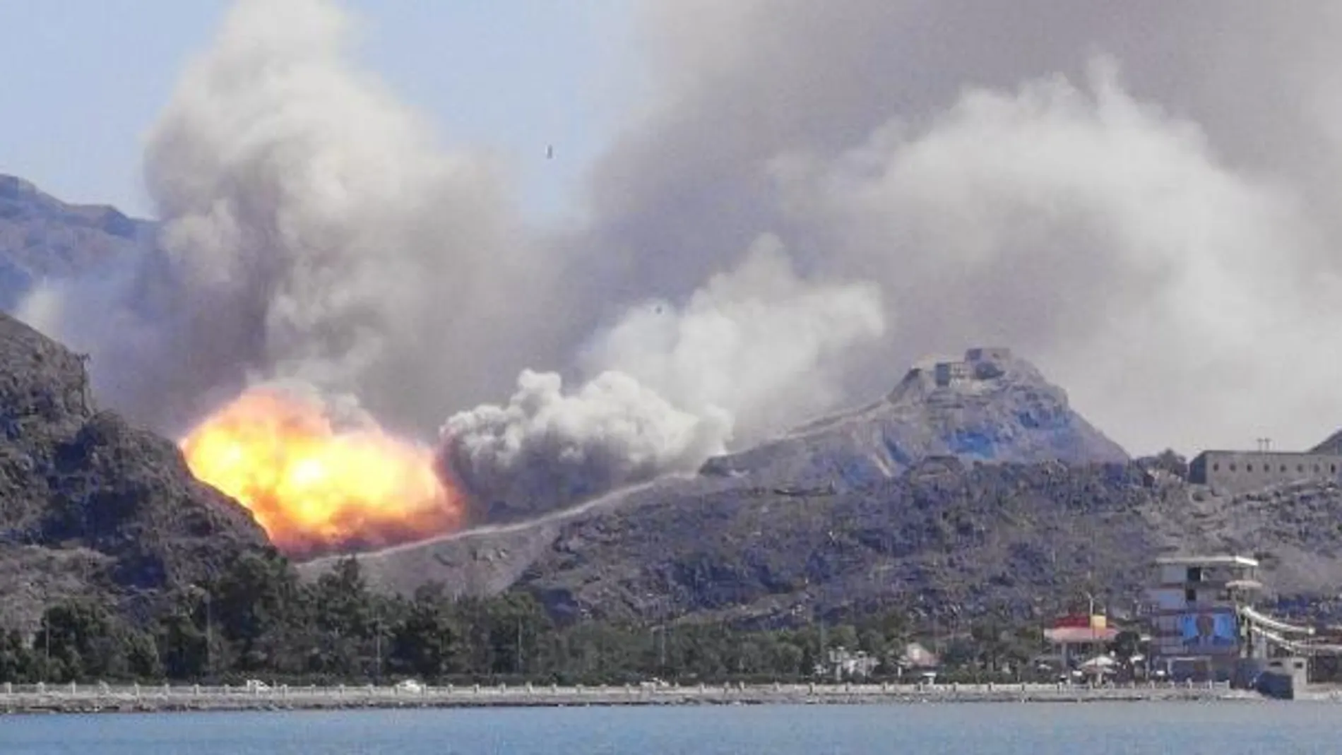 Los bombardeos de la coalición árabe, ayer, en la región costera de Adén, en el sur de Yemen