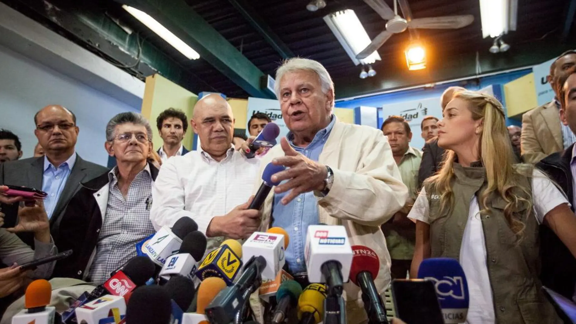 Felipe González habla con la prensa en la sede del partido político venezolano COPEI luego de sostener una reunión con Lilian Tintori, Mitzi Capriles y Patricia Ceballos