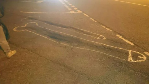 La efectividad de hacer dibujos sexuales en baches para que los arreglen