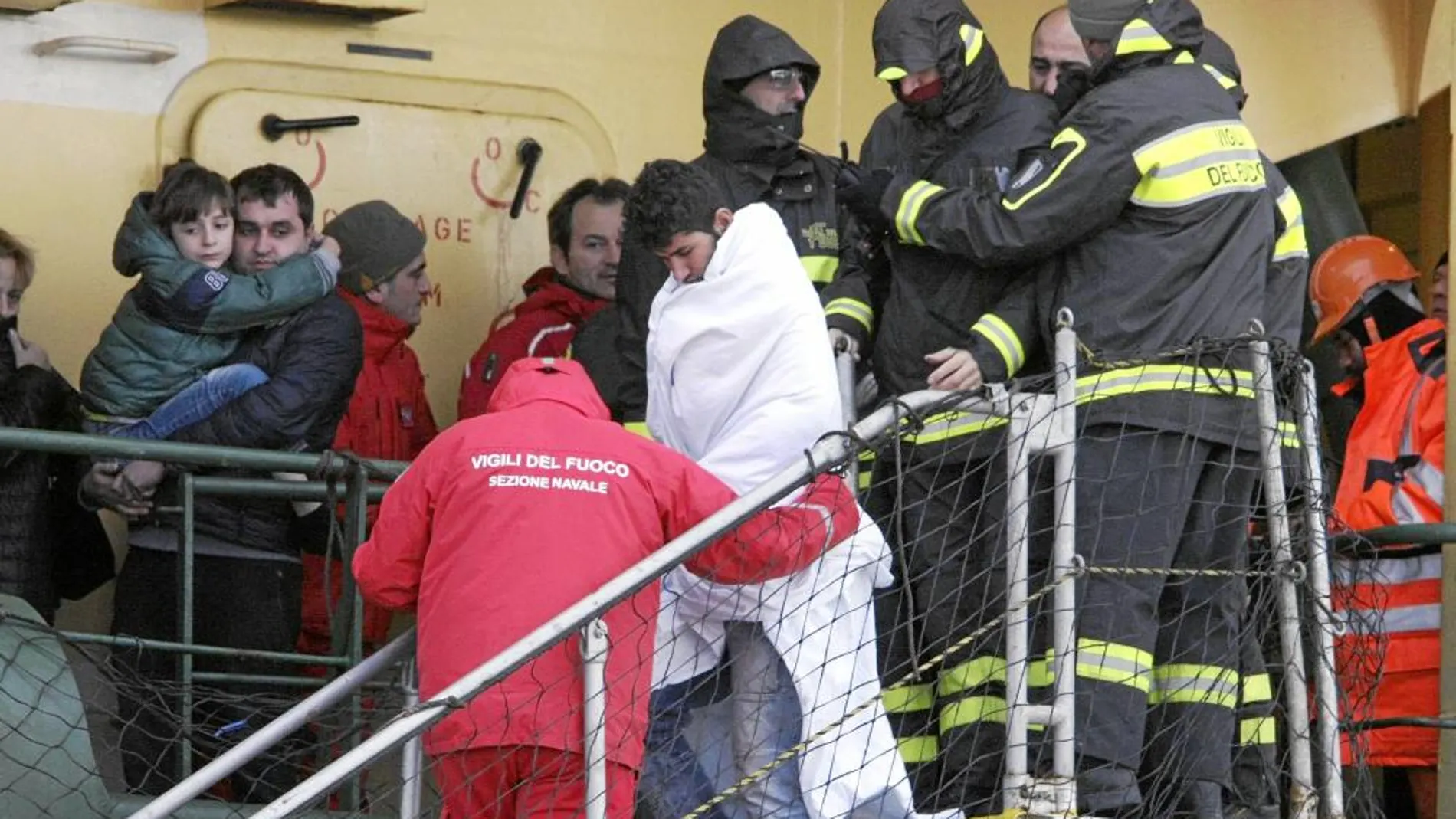 Pasajeros del «Norman Atlantic» son ayudados a bajar a las instalaciones del del puerto de Bari