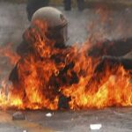 Un policía cae en el fuego