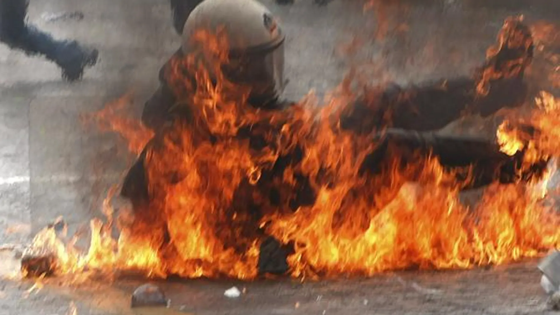Un policía cae en el fuego