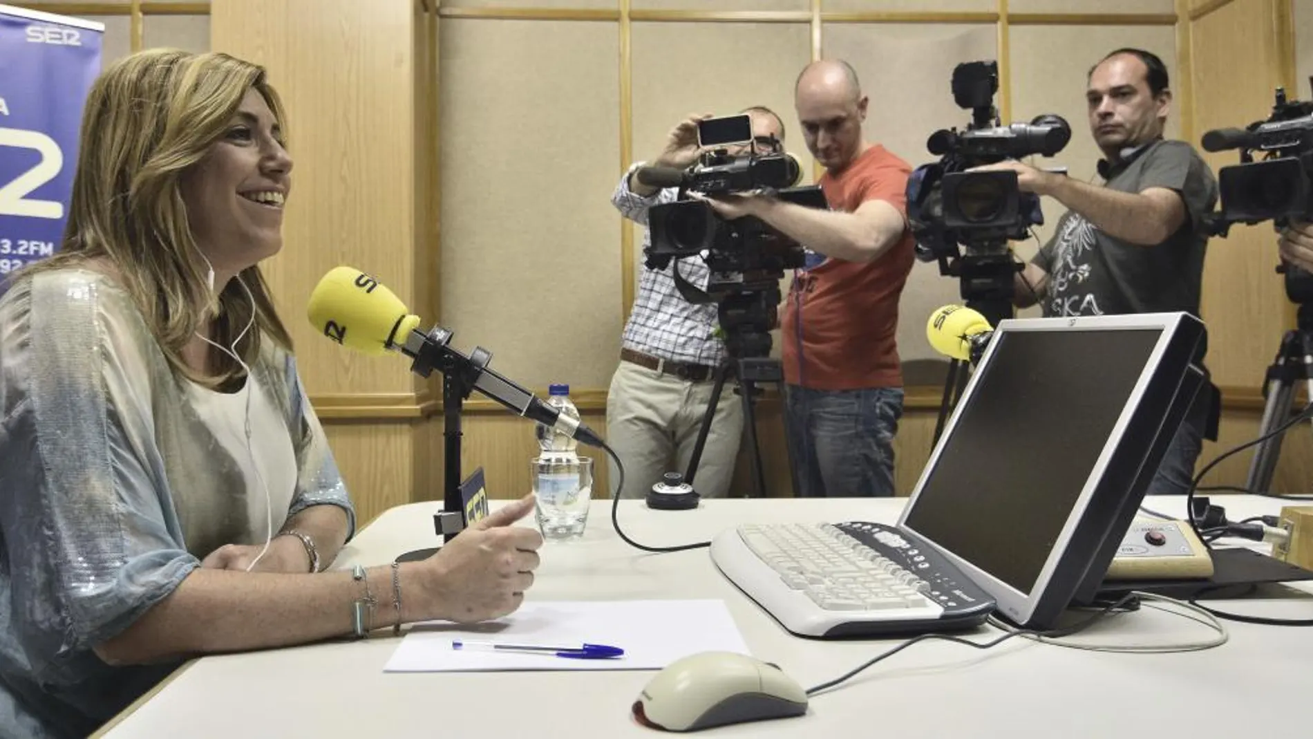 La presidenta de la Junta de Andalucía, Susana Díaz, durante la entrevista que mantuvo hoy en la cadena Ser, en Sevilla