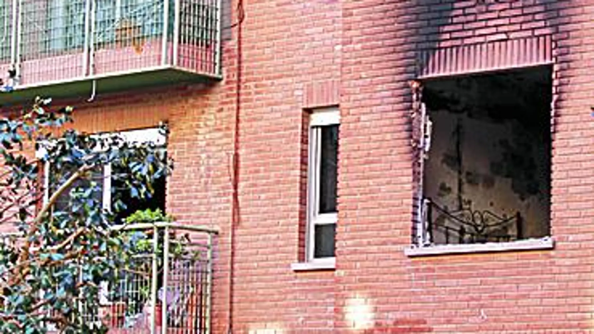 Fachada de la finca donde se desencadenó ayer el incendio