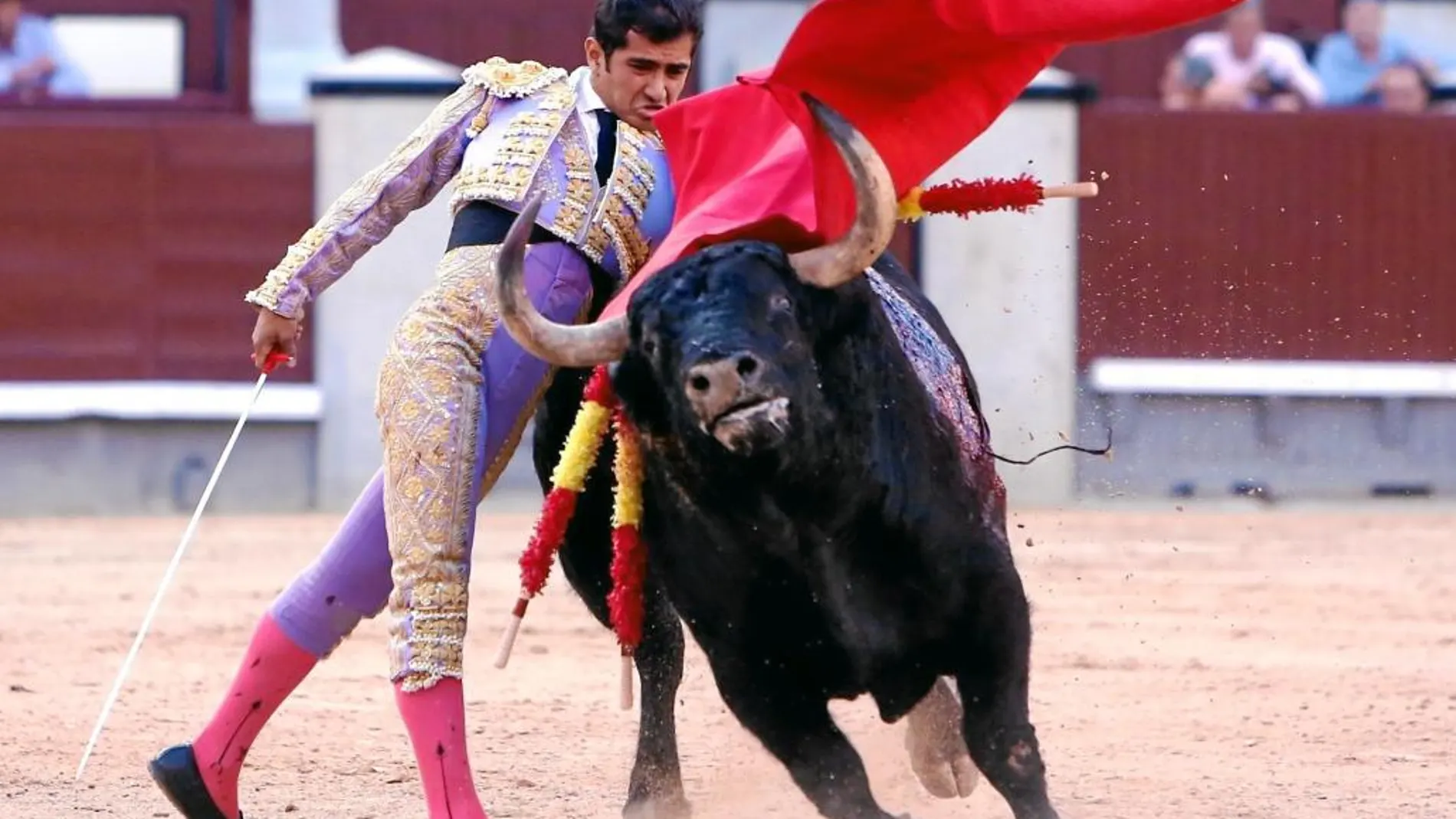 El mexicano Joselito Adame, en un ajustado pase de pecho en su última tarde de San Isidro