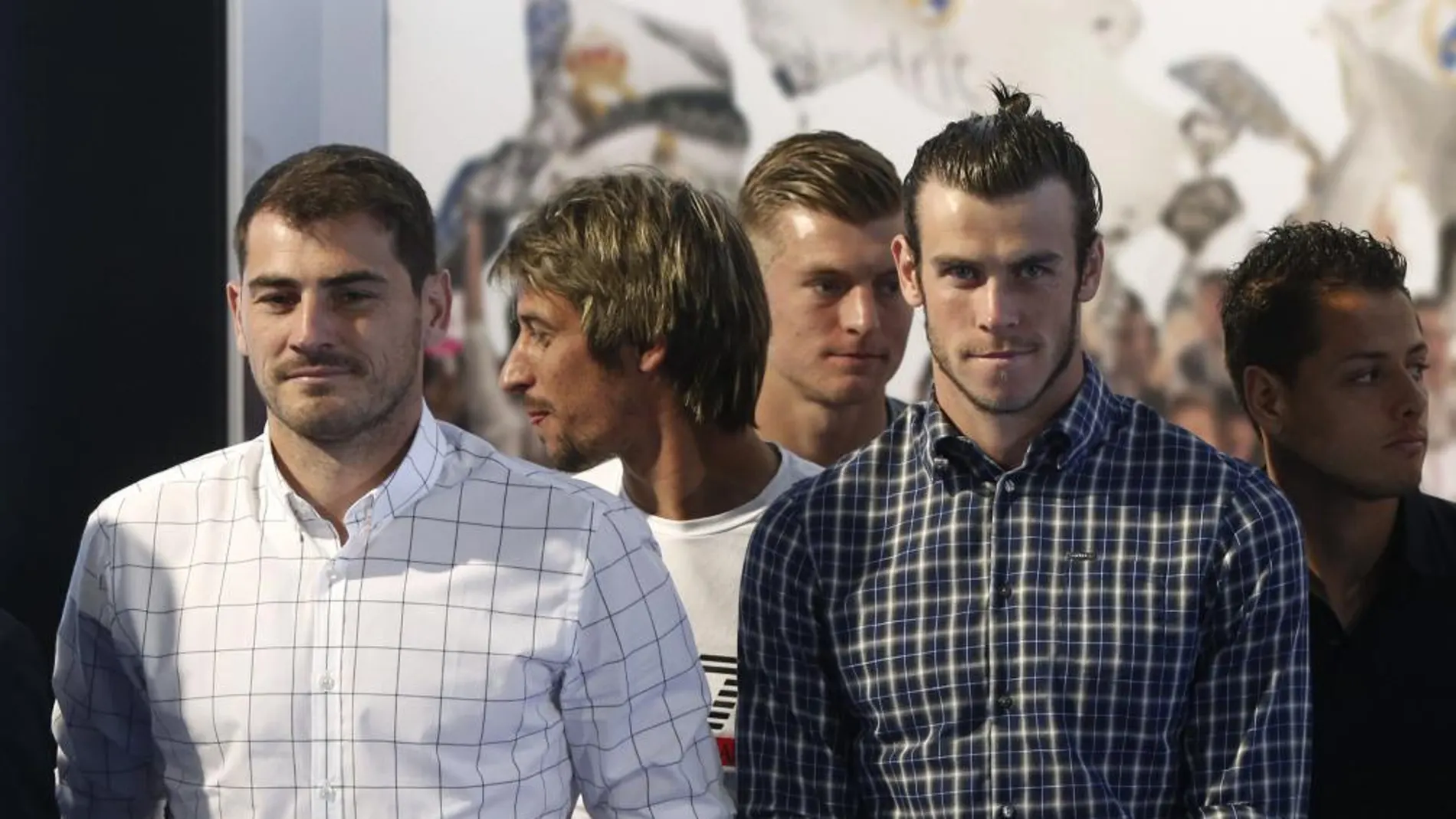 El portero del Real Madrid, Iker Casillas (i), junto al centrocampista galés Gareth Bale (d)