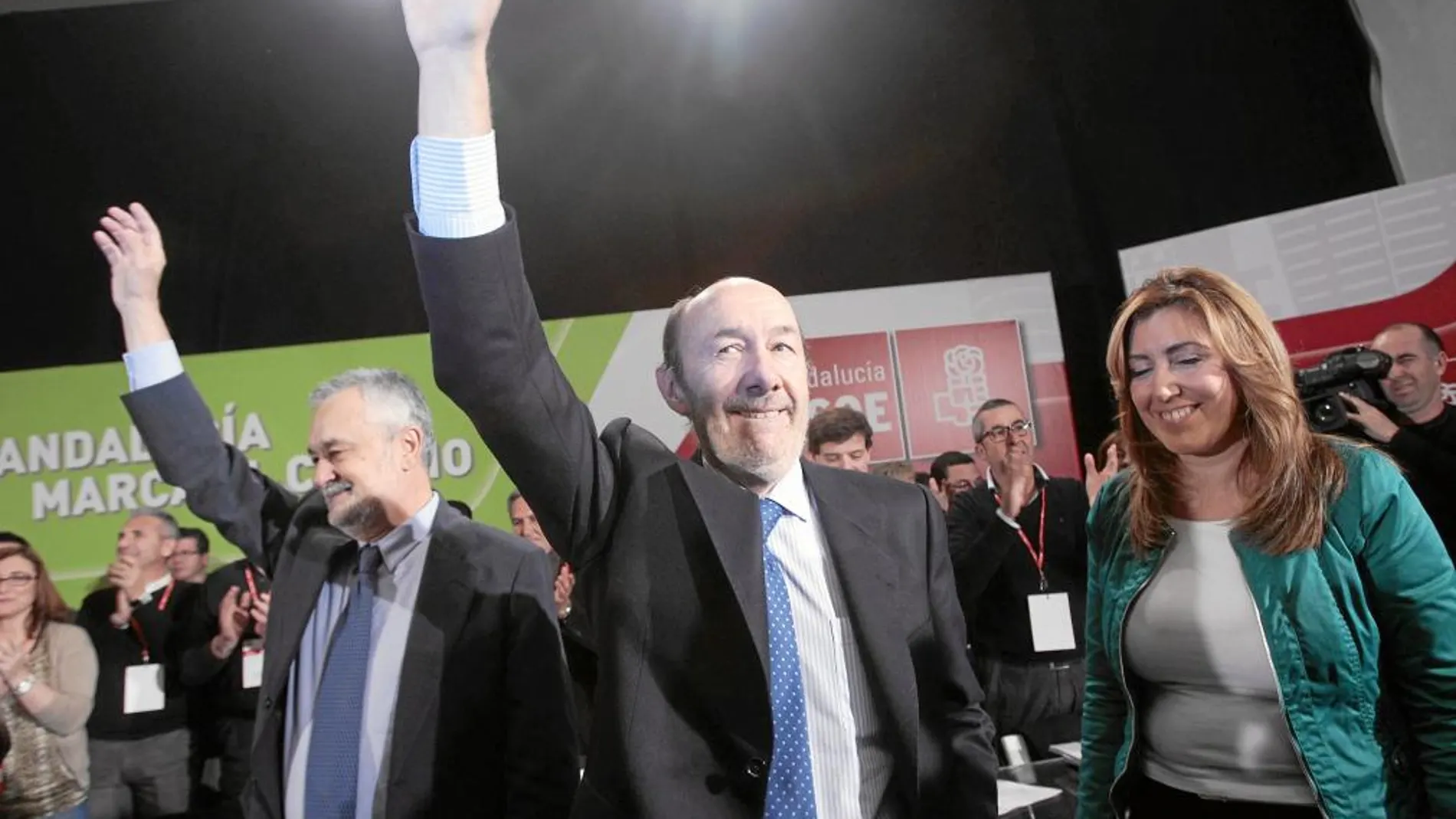José Antonio Griñán, Alfredo Pérez Rubalcaba y Susana Díaz, ayer en el comité provincial del PSOE de Sevilla