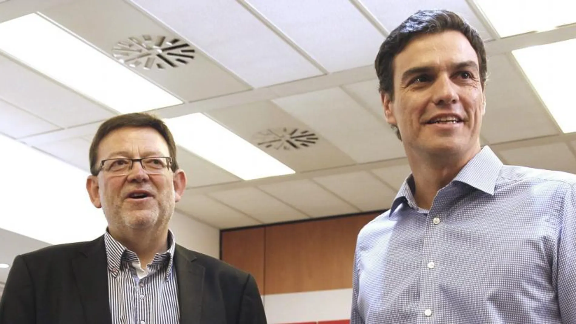 El secretario general del PSOE, Pedro Sánchez (d), junto al secretario general del PSPV-PSOE, el valenciano Ximo Puig (i)E