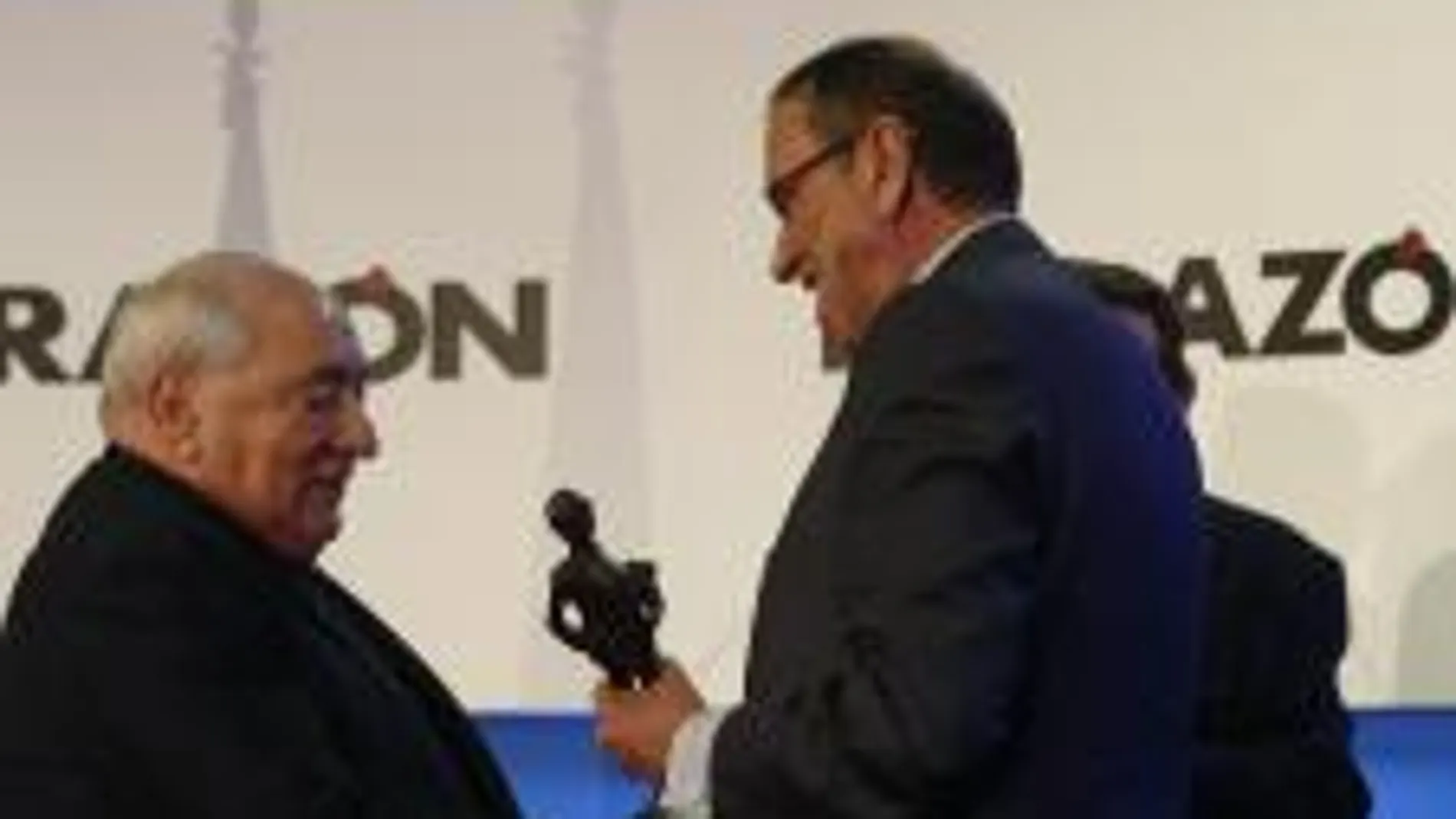 Isidoro Álvarez y el presidente de LA RAZÓN, Mauricio Casals, durante la entrega de los Premios Alfonso Ussía en 2012