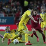 Jordi Alba pelea por el balón con los jugadores ucranianos