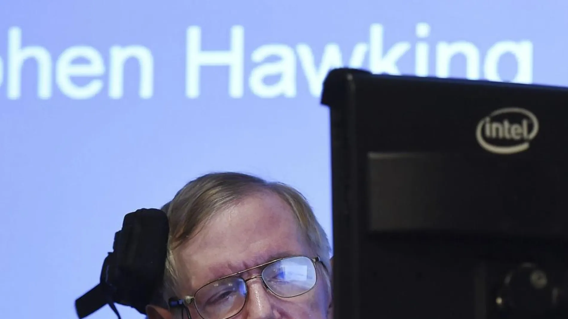 El astrofísico británico Stephen Hawking da una rueda de prensa en Londres (Reino Unido) hoy, martes 2 de diciembre de 2014.