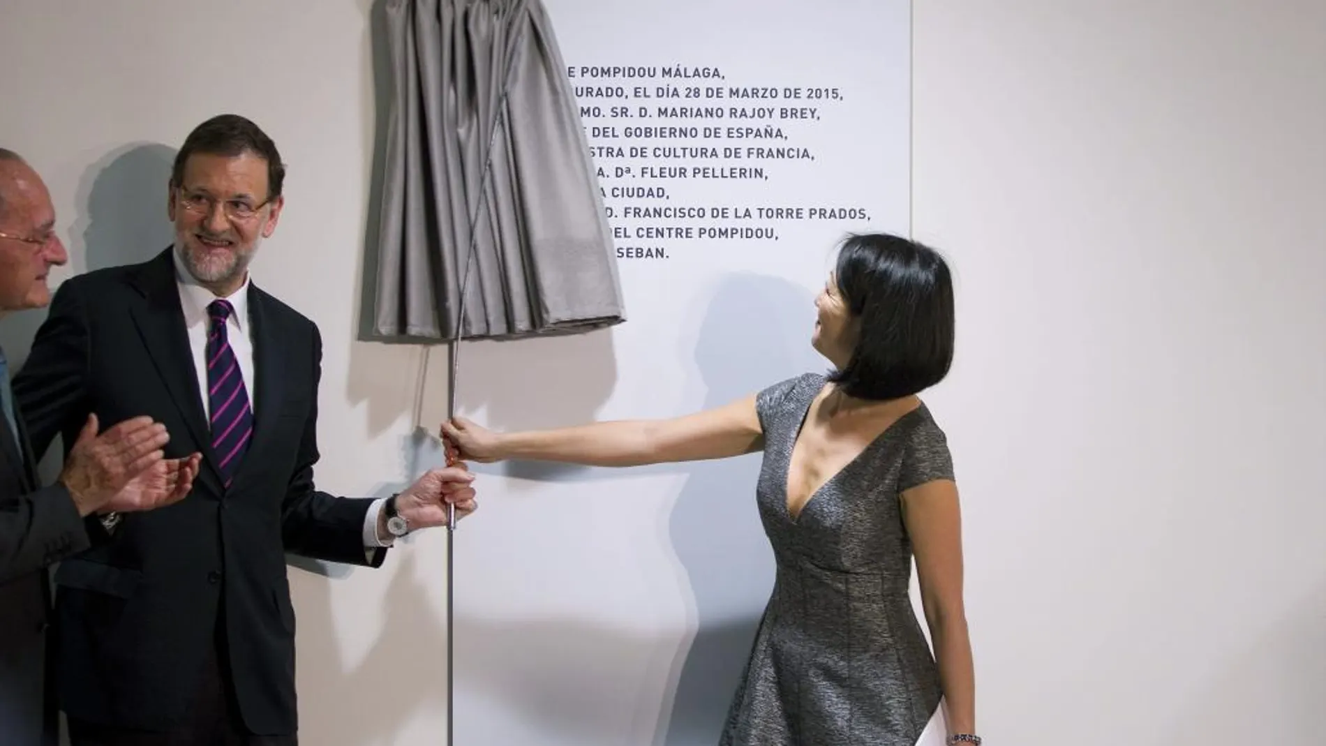 El presidente del Gobierno, Mariano Rajoy, junto a la ministra francesa de Cultura, Fleur Pellerin, destapan una placa conmemorativa durante la inauguración de este centro de arte