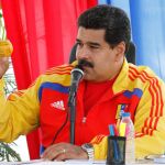 Fotografía cedida por la Presidencia de Venezuela del miércoles 22 de abril de 2015, que muestra al mandatario venezolano, Nicolás Maduro, durante un acto político en Barcelona (Venezuela)