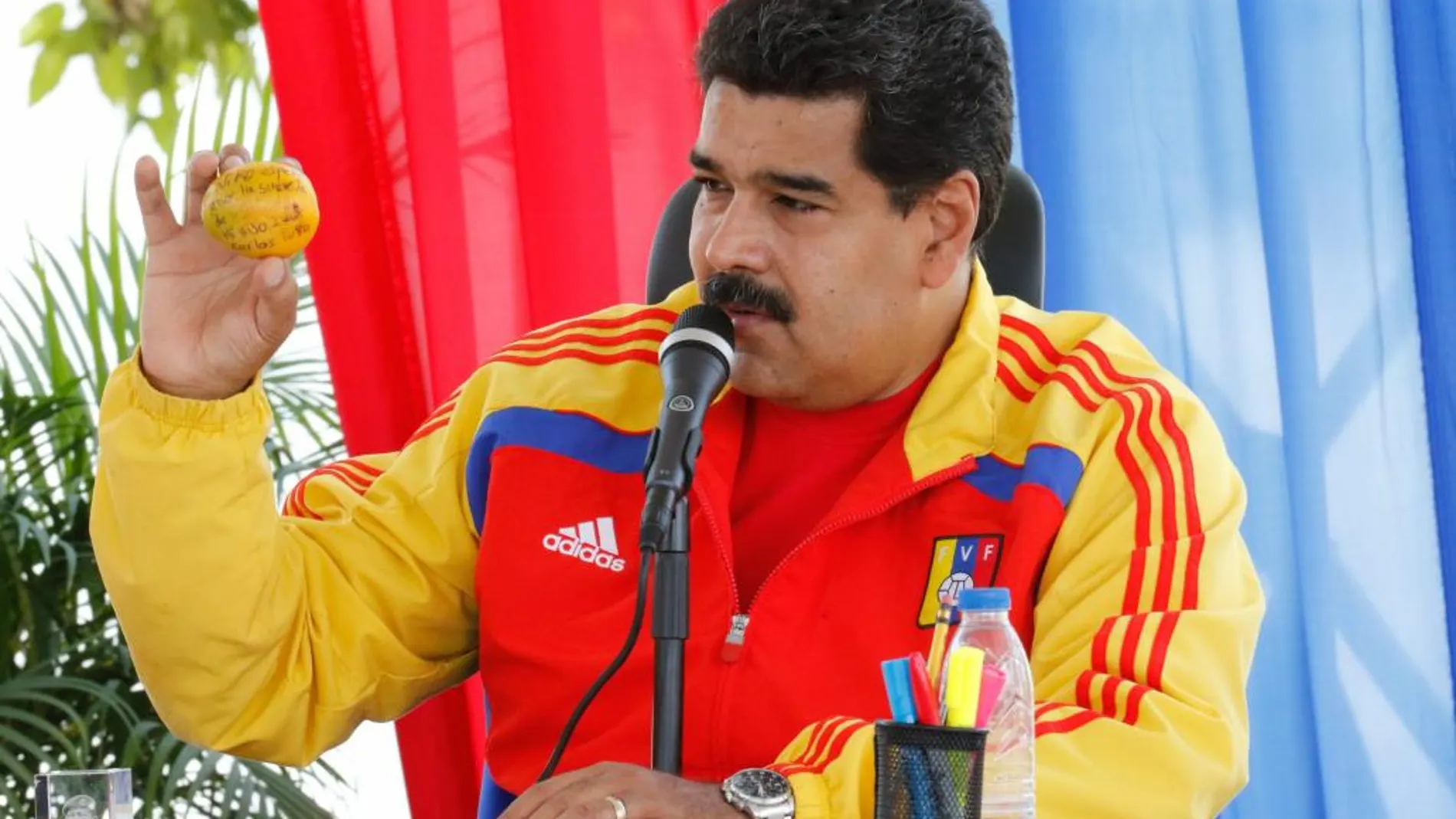 Fotografía cedida por la Presidencia de Venezuela del miércoles 22 de abril de 2015, que muestra al mandatario venezolano, Nicolás Maduro, durante un acto político en Barcelona (Venezuela)