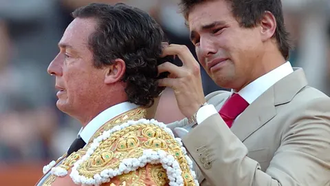 José María Manzanares (hijo) le corta la coleta a su padre, el diestro José María Manzanares en mayo de 2006