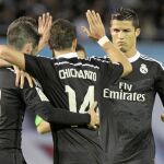 Isco y Cristiano felicitan a Chicharito tras uno de sus dos goles