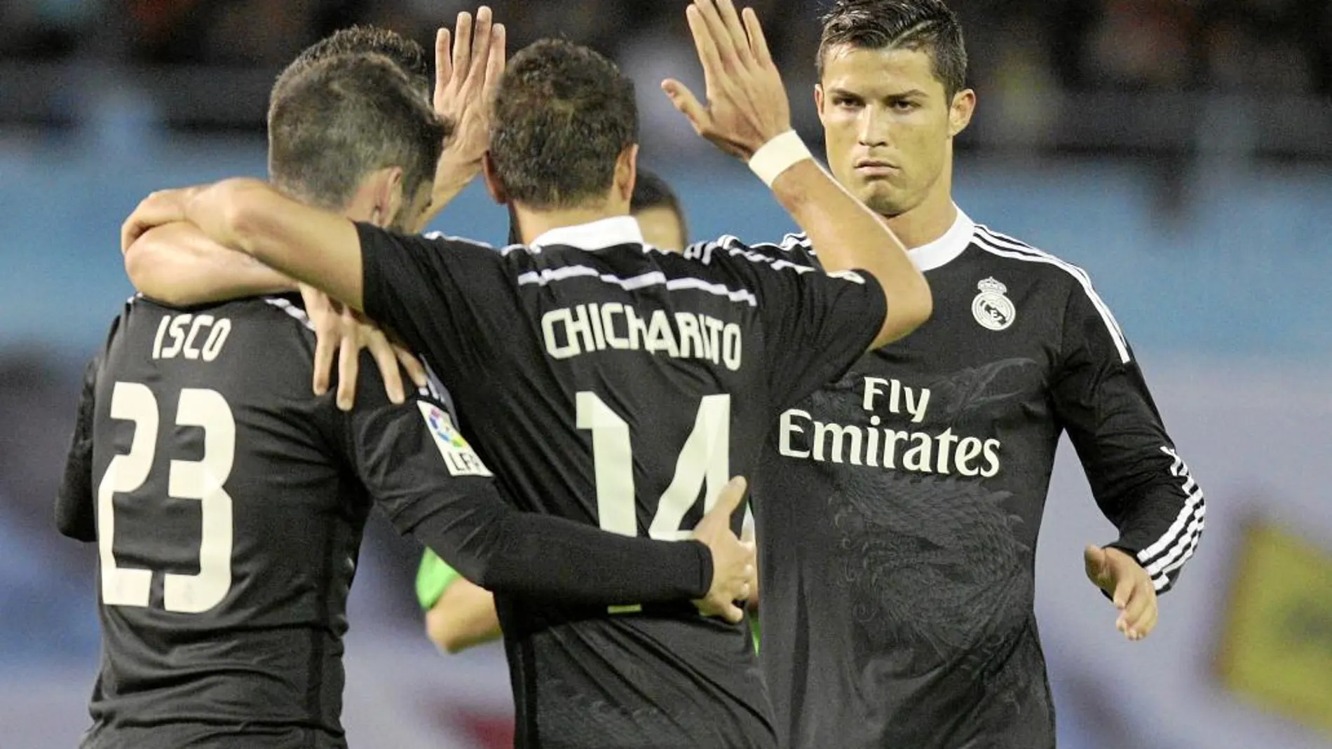 Isco y Cristiano felicitan a Chicharito tras uno de sus dos goles
