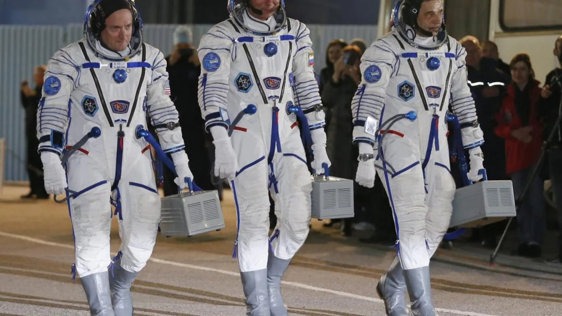 El astronauta estadounidense Scott Kelly (i), y los rusos, Gennady Padalka (c) y Mijail Kornienko (d) de la agencia espacial rusa Roscosmos, se preparan para el inicio de su misión