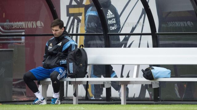 Lionel Messi, en el banquillo mientras sus compañeros albicelestes se entrenaban