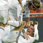 CRISTIANO RONALDO, por los suelos tras marcar su segundo gol de la tarde, que mantiene al Madrid en la pelea por la Liga