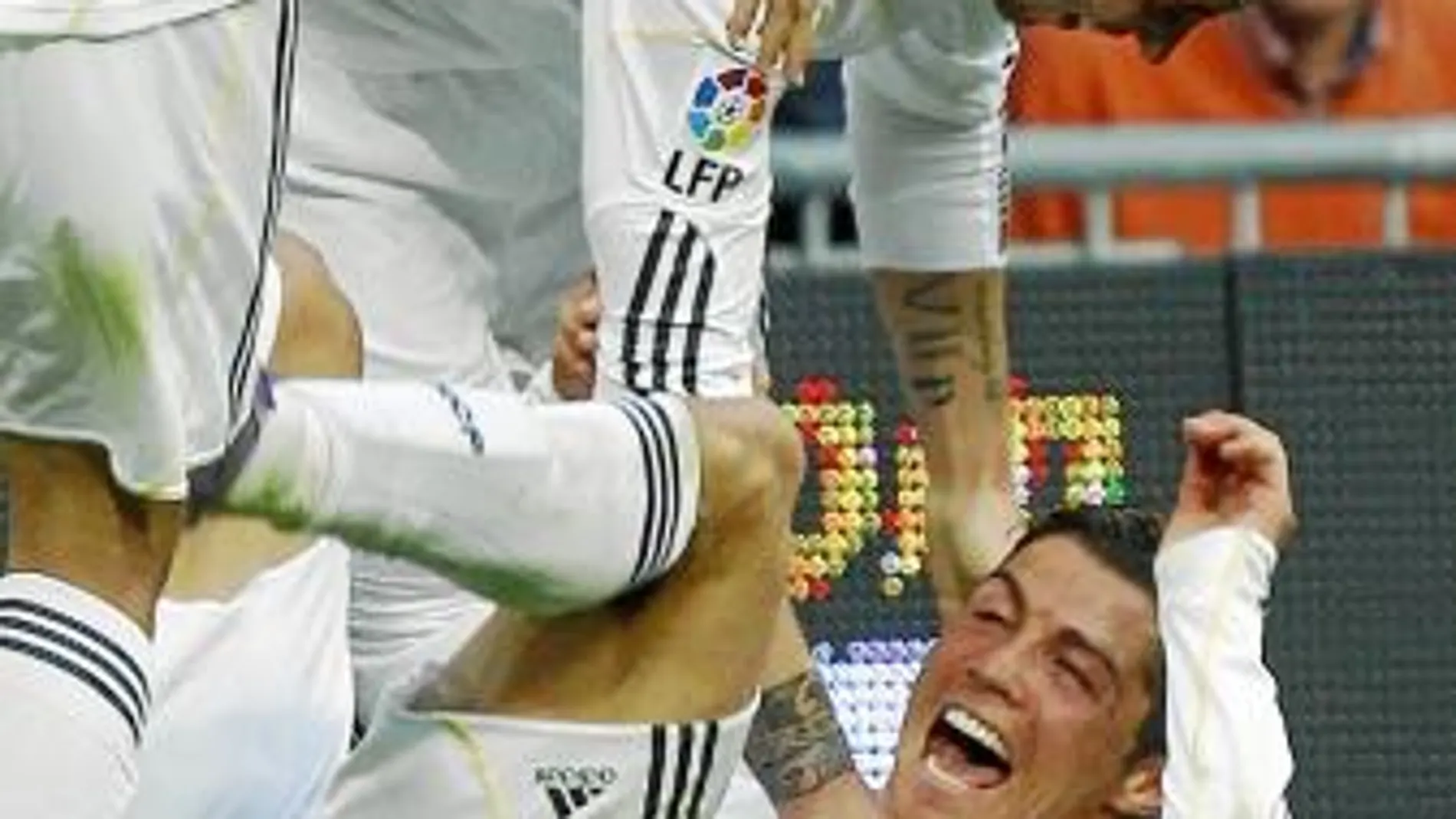 CRISTIANO RONALDO, por los suelos tras marcar su segundo gol de la tarde, que mantiene al Madrid en la pelea por la Liga