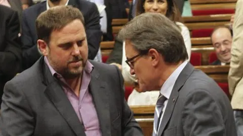 El presidente de la Generalitat, Artur Mas (d), junto al lider de ERC, Oriol Junqueras