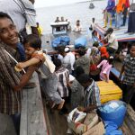 Inmigrantes llegan a bordo de una embarcación pesquera a Kuala Langsa, en la región de Aceh (Indonesia).
