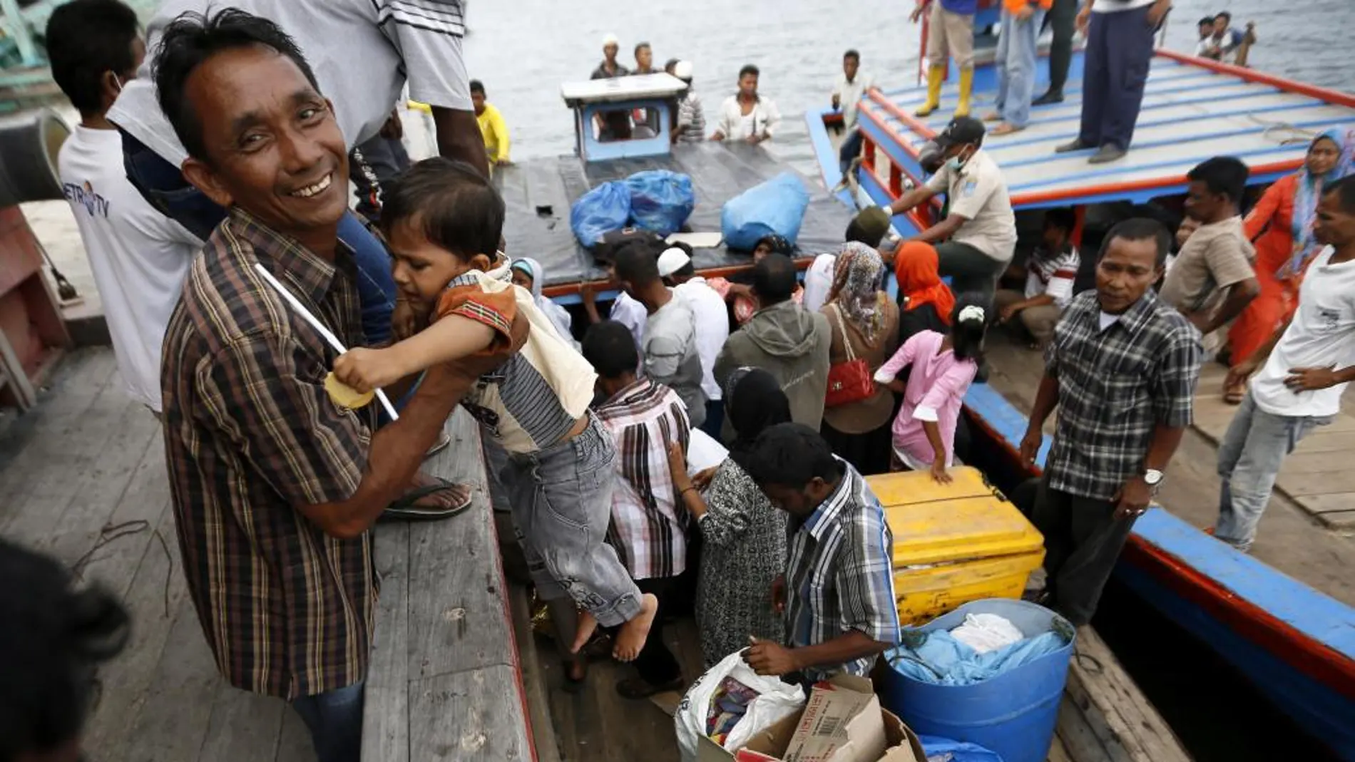Inmigrantes llegan a bordo de una embarcación pesquera a Kuala Langsa, en la región de Aceh (Indonesia).