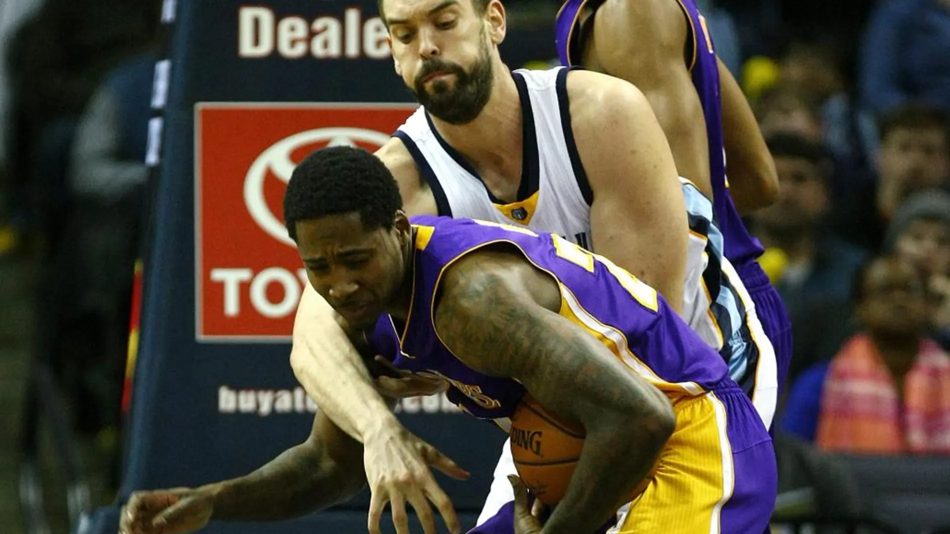 Ed Davis de Lakers disputa el balón con Marc Gasol de Grizzlies