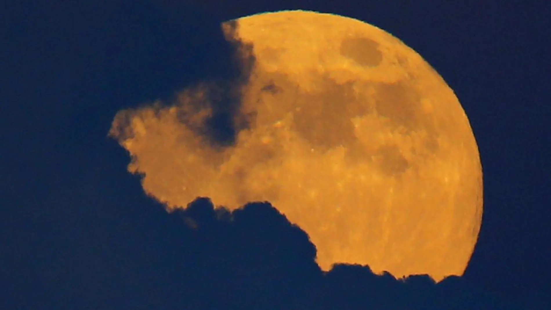 Así se mostró la luna anoche en California