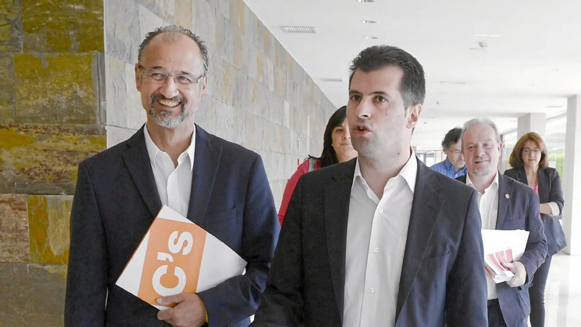 Luis Tudanca y Luis Fuentes conversan tras reunirse ayer en Valladolid