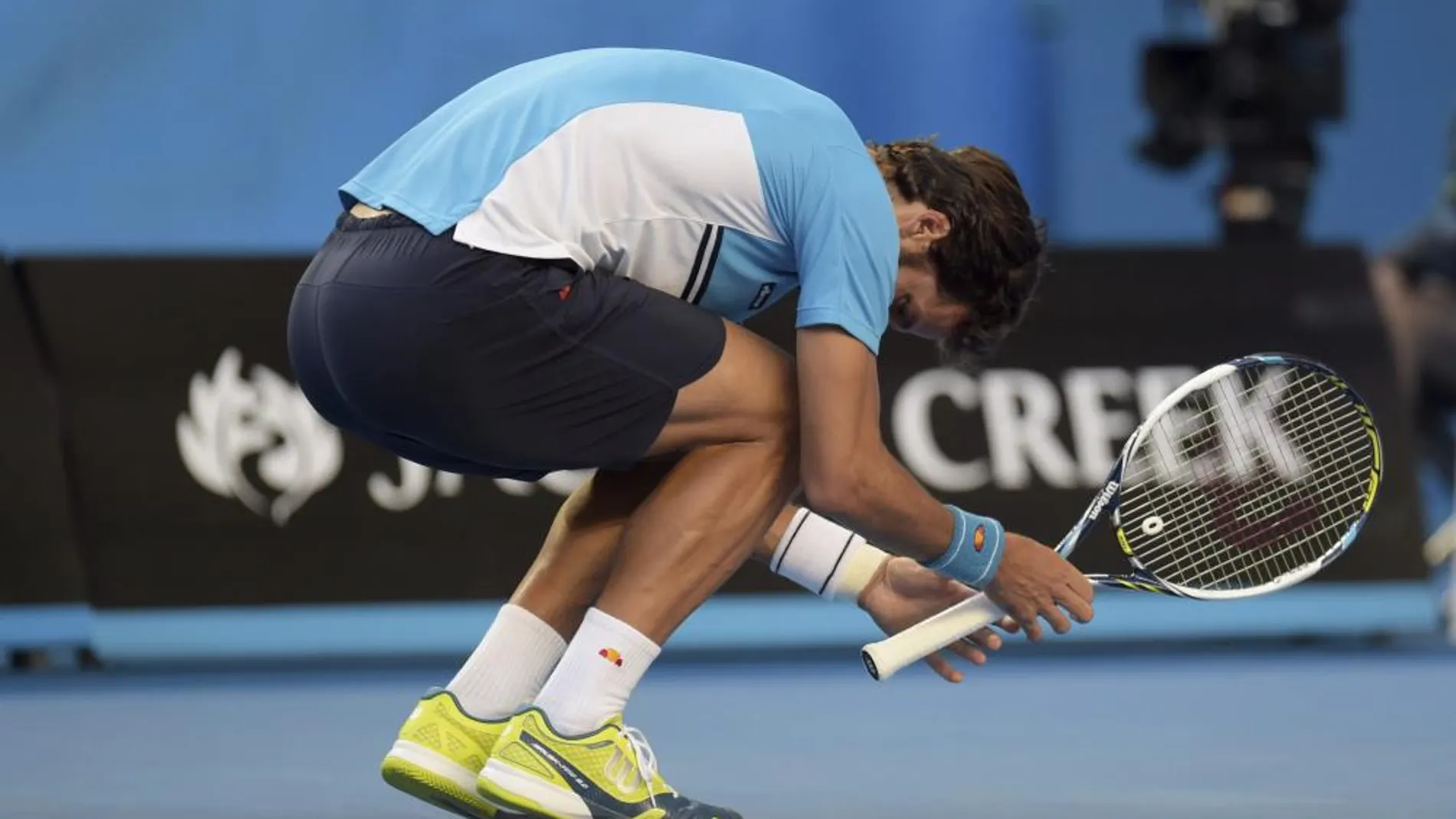 El tenista español Feliciano López reacciona ante el canadiense Milos Raonic tras perder