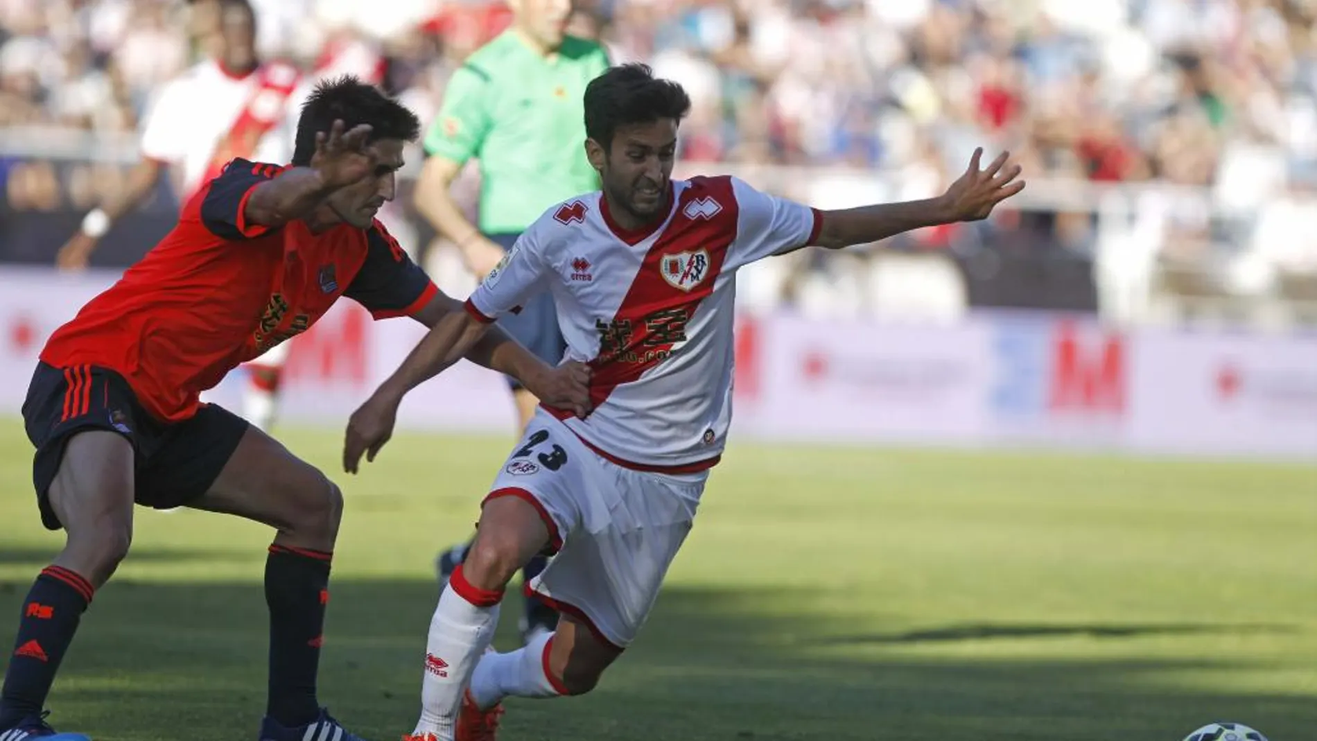 El centrocampista de la Real Sociedad Markel Bergara pugna por el balón con el delantero del Rayo Vallecano, Alberto Bueno