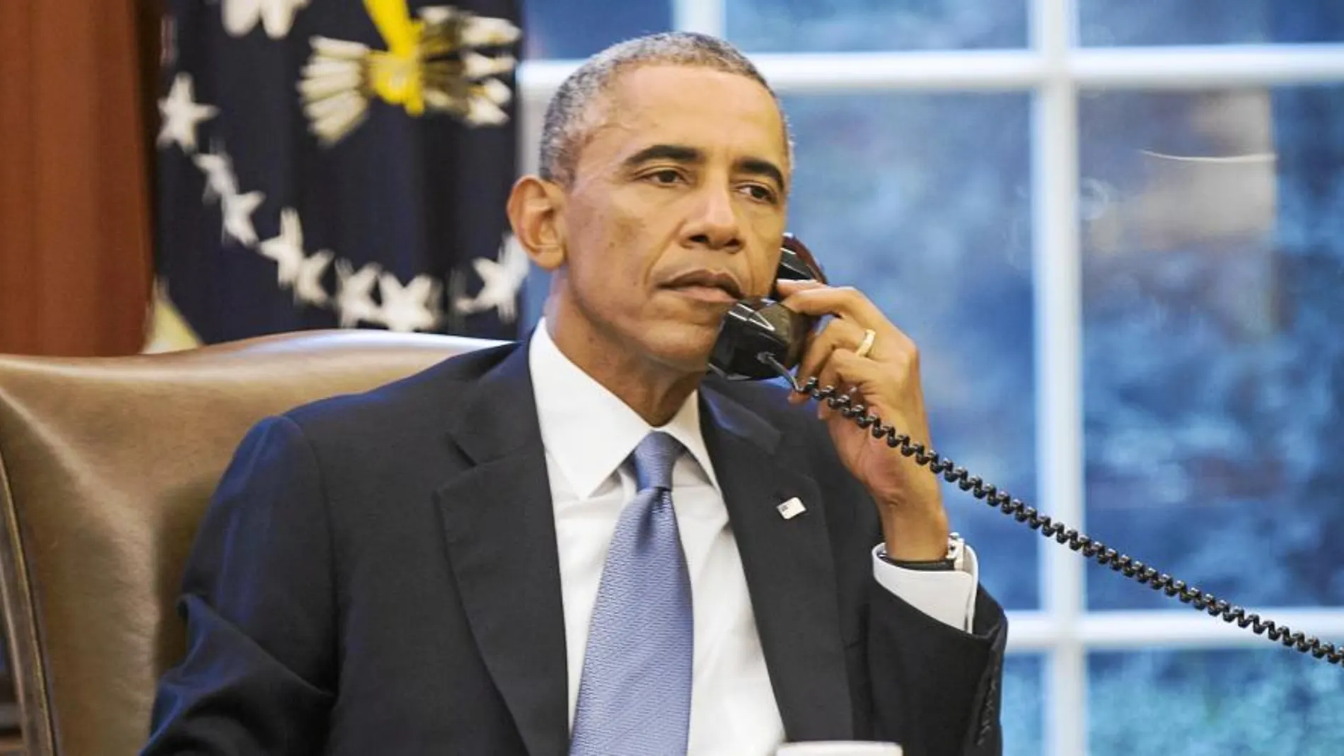 Obama, ayer, en el Despacho Oval durante una conversación telefónica con el rey saudí Abdulá sobre la intervención en Irak
