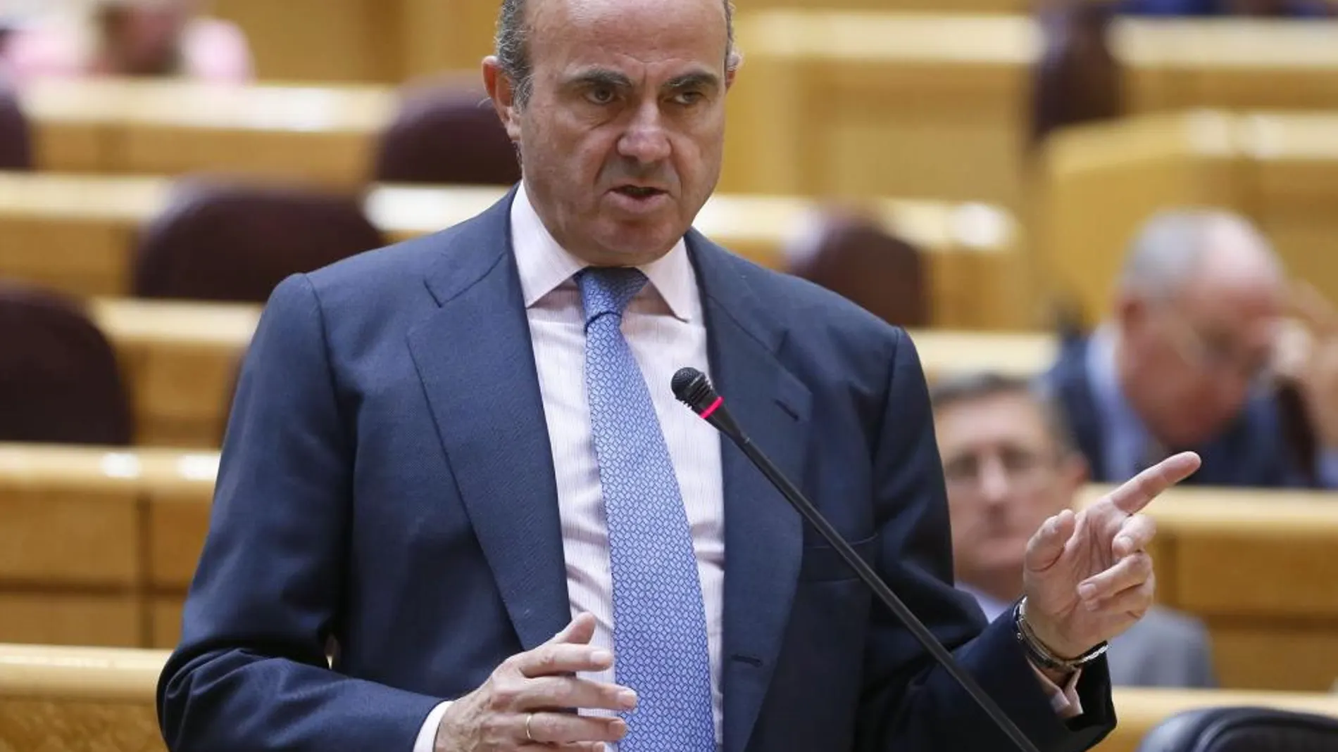 Luis de Guindos, ayer, en el pleno del Senado.