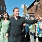 El líder conservador, David Cameron, junto a su mujer, Samantha, recibe el ánimo de sus seguidores en Blackpool, en el norte de Inglaterra