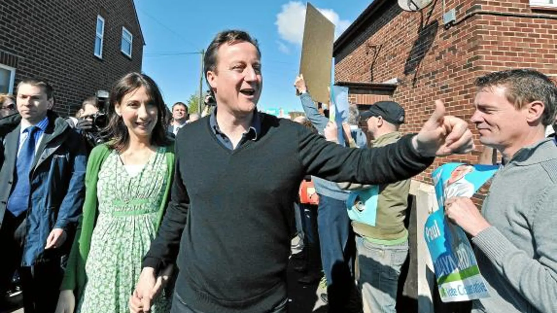 El líder conservador, David Cameron, junto a su mujer, Samantha, recibe el ánimo de sus seguidores en Blackpool, en el norte de Inglaterra