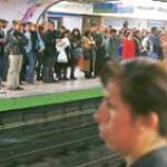 Los pasajeros esperaban ayer en la estación de Nuevos Ministerios
