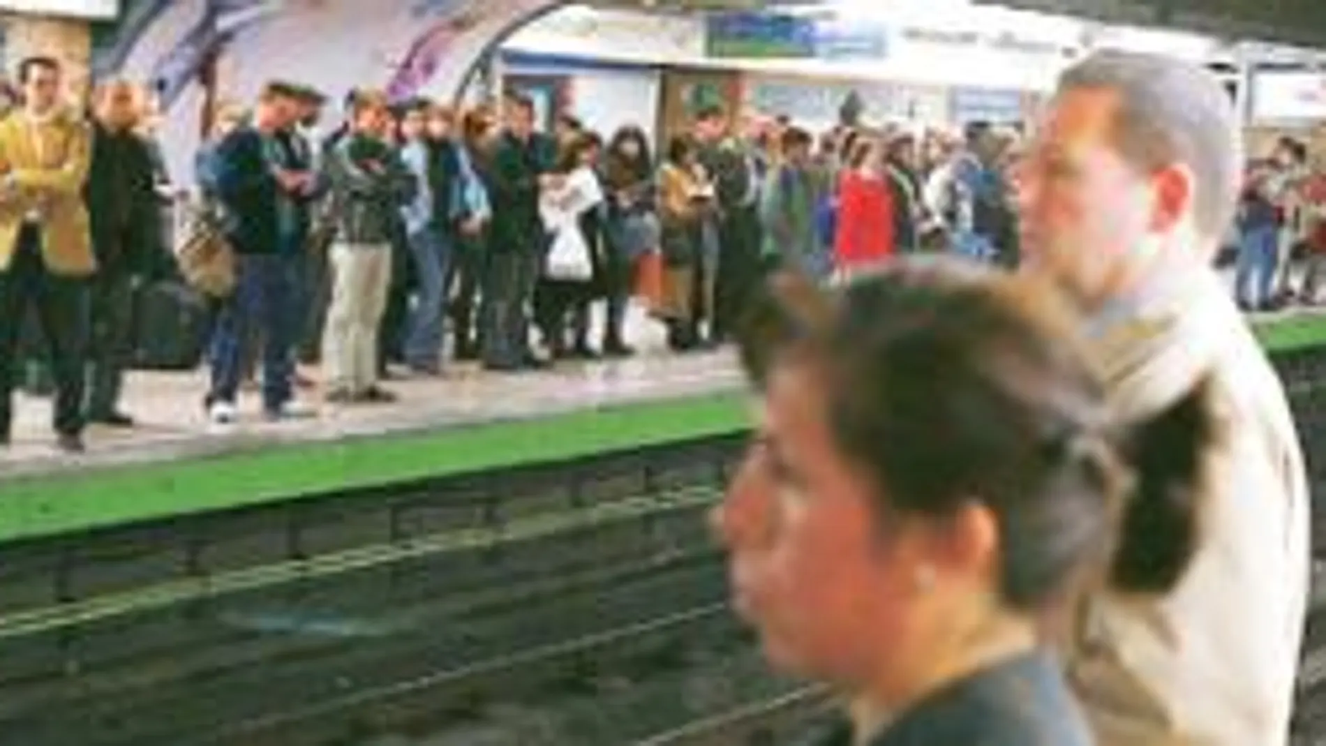 Los pasajeros esperaban ayer en la estación de Nuevos Ministerios