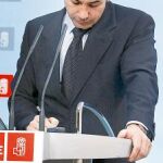Tomás Gómez, ayer tras la reunión de la Ejecutiva regional del PSM