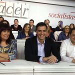 El secretario general del PSOE, Pedro Sánchez, acompañado por Micaela Navarro,iz., Cesar Luena,d, al inicio de la reunión del Comité Federal del PSOE