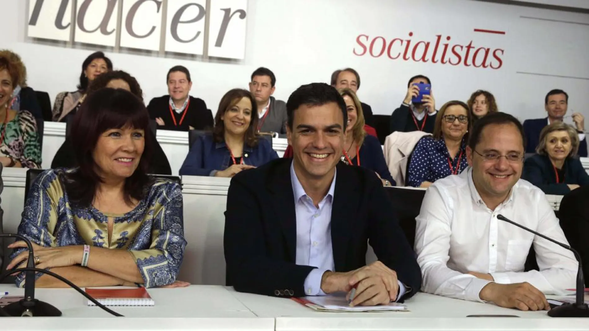 El secretario general del PSOE, Pedro Sánchez, acompañado por Micaela Navarro,iz., Cesar Luena,d, al inicio de la reunión del Comité Federal del PSOE