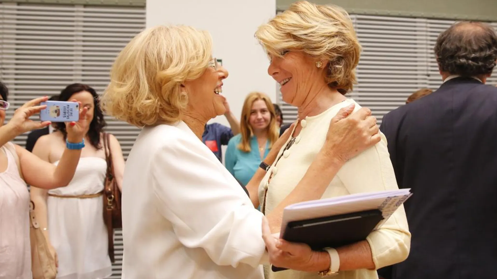 La ya alcaldesa de Madrid, Manuela Carmena, saluda a Esperanza Aguirre